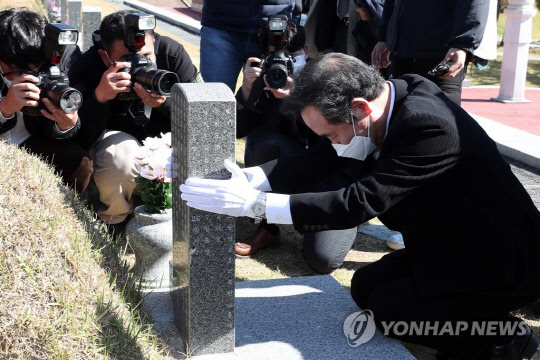 이낙연  더불어민주당 대표가 작년 10월 24일 광주 북구 운정동 국립 5·18민주묘지를 찾아 5·18 당시 시민군 대변인으로 활동한 윤상원 열사의 묘소를 참배하는 모습 [연합뉴스]